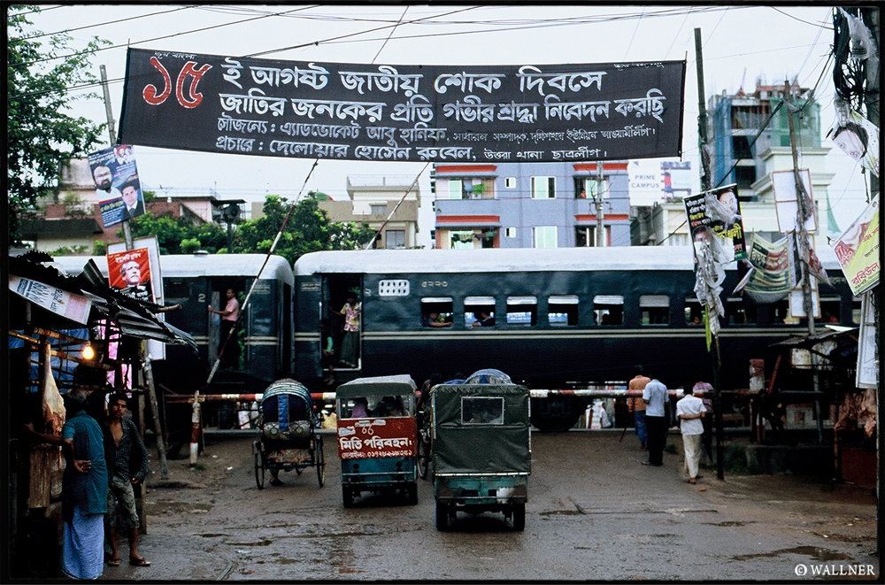 35mmPatrikWallner_Dhaka_TrainComingThroughLOWQ1000P