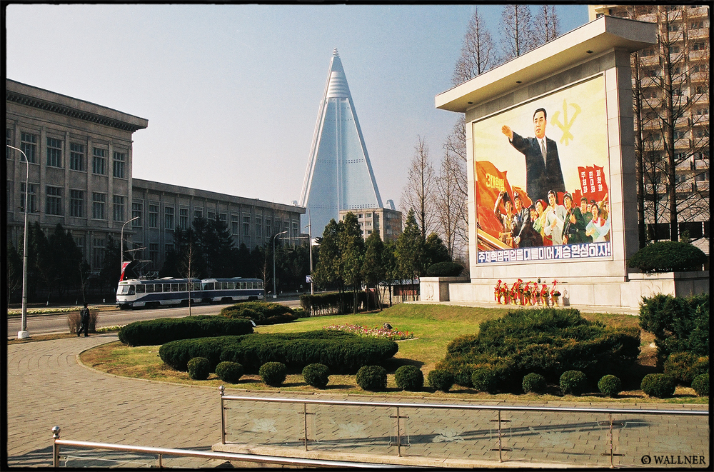 35mmPatrikWallner_Pyongyang_KimTriangleTramLOWQ1000P