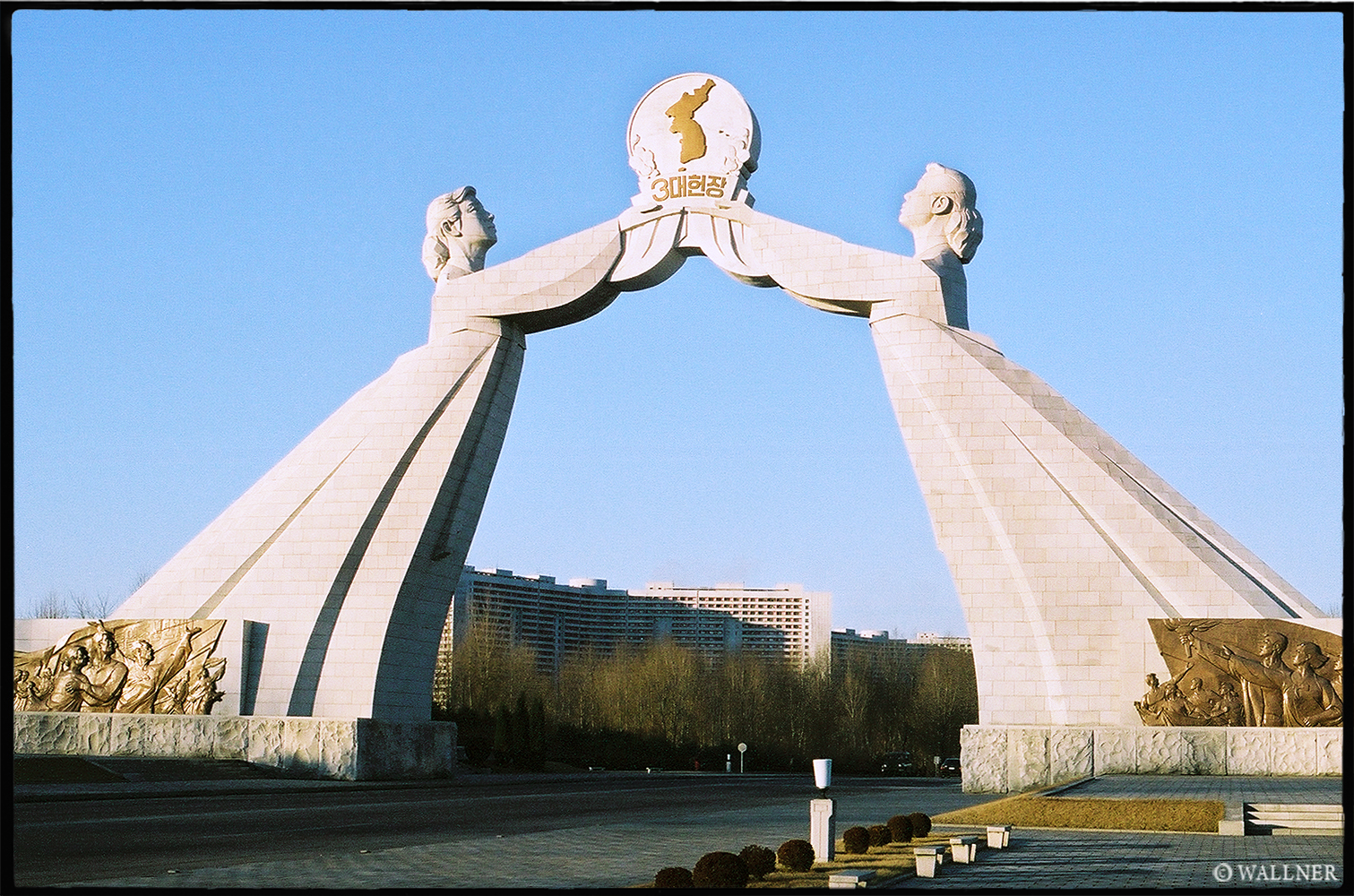 35mmPatrikWallner_Pyongyang_SisterhoodLOWQ